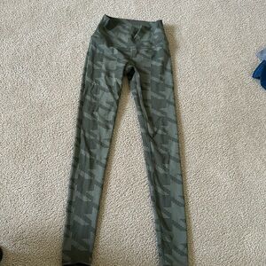 Size XS Alo Army Print Leggings